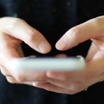 業務時間外のチャット返信や「いいね！」反応、申請しづらくないですか？　※写真はイメージ（MyBears/stock.adobe.com）