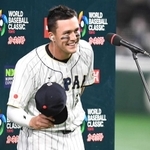 韓国戦後、ファンの声援におじぎするラーズ・ヌートバー選手