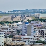 市街地に囲まれた米軍普天間飛行場…中国軍は嘉手納や普天間など在沖縄米軍基地を攻撃することも考えられる（Blue Photo/stock.adobe.com）