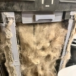 恐ろしいほどの毛で覆われ尽くした空気清浄機。一体何が…（提供画像）　