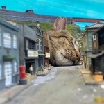 話題の写真、巨大猫が寝ている!?（ジオラマ食堂official【公式】ツイッターより）