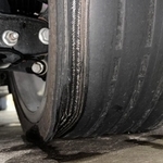 飛び込み客が持ち込んだ車のタイヤは…（提供画像）