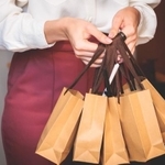 男性社員のお土産を女性が配り歩くのは「あり？」「なし？」　※イメージ写真（tsuguliev/stock.adobe.com）