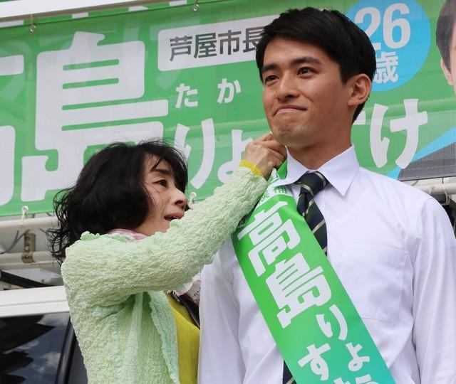 出陣式で、母からたすきを付けてもらう高島氏＝芦屋市内