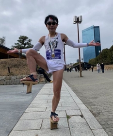 大阪マラソンを下駄で完走！足をよく見ると、鼻緒が擦れないようにテーピングでがちがちに巻いています！