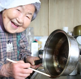 102歳の哲代おばあちゃん（写真： 中国新聞社）