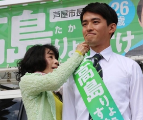 出陣式で、母からたすきを付けてもらう高島氏＝芦屋市内