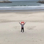 仕事を辞めたばかりの友人が砂浜に描いたのは「不安」（あずさわさん提供）