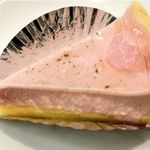 製菓用の桜フレーバーを用い、桜の葉パウダーを散らした「ケーキの店フランダース」の「桜チーズケーキ」＝伊丹市昆陽東３