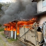 燃え上がる倉庫（提供画像）