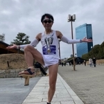 大阪マラソンを下駄で完走！足をよく見ると、鼻緒が擦れないようにテーピングでがちがちに巻いています！