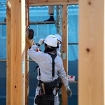 建築現場で奮闘する大工(提供)