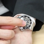 取材の日につけていたのは1680（サブマリーナ）。日焼けで綺麗なクリーム色になっているインデックス部分は、製造当時に使っていたインク（塗料）ならではの経年変化。