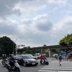 歩行者に道を譲る車とバイク（撮影：Coco）