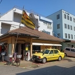 阪神タイガースの旗がひるがえるタイガースコーナー＝タイガースコーナー本山店