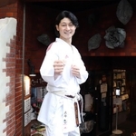 空手着でポーズをとる樋口大悟さん