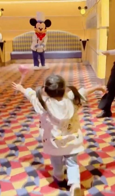 ついにハグ解禁！ミッキー会いたかったよー！（提供画像）