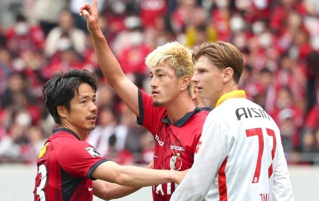 前半、先制ゴールを決めた鹿島・鈴木優磨(中央)