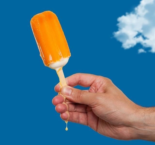 子どもが食べると、アイスが溶けて手や服がべたべたになっちゃう…！※写真はイメージ（Carlos Yudica/stock.adobe.com）