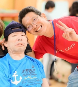3年前、50歳で亡くなった弟（左）と、兄の黒田崇さん。いろんなところに一緒に出掛けて、たくさんの思い出をつくりました（提供写真）