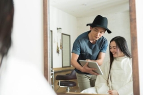 男性美容師と女性客　※画像はイメージです（One/stock.adobe.com）