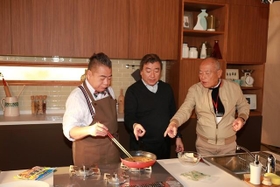 タレントの出川哲朗さんの同社CM撮影時のスナップ。中央が木内さん