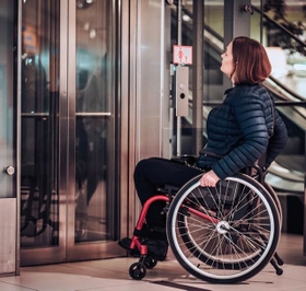 車椅子の人はエレベーターを使えなければ施設を利用できません（Nejron Photo/stock.adobe.com）