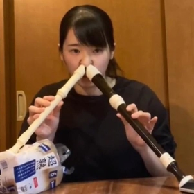鼻で見事な二刀流の演奏を披露するはるか2号さん（はるか2号さん提供）