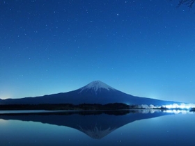 真夜中の富士山　※画像はイメージです（Taka/stock.adobe.com）