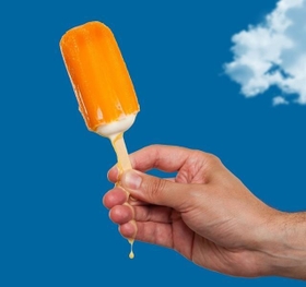 子どもが食べると、アイスが溶けて手や服がべたべたになっちゃう…！※写真はイメージ（Carlos Yudica/stock.adobe.com）