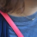 自閉症の弟がいるラムさん。胸元には、彼氏に誕生日プレゼントにもらったネックレスがきらり＝神戸市内