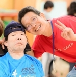 3年前、50歳で亡くなった弟（左）と、兄の黒田崇さん。いろんなところに一緒に出掛けて、たくさんの思い出をつくりました（提供写真）