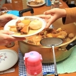 この日のご飯はおでん。みんなでわいわいしながら食べると、もっとおいしいね＝神戸市長田区