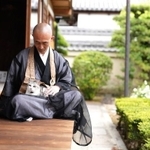 「住職のお膝の上は気持ちいいにゃ」