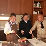タレントの出川哲朗さんの同社CM撮影時のスナップ。中央が木内さん