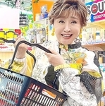 ドンキ・ホーテで初めての買い物をする小林幸子さん（提供写真）