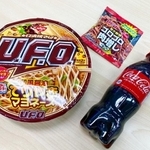 「日清焼そばU.F.O. 和風醤油てりやきマヨネーズ焼そば」とコカ・コーラ、対象商品の購入でもらえる「ゴロゴロ肉増しパック」