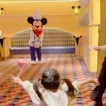 ついにハグ解禁！ミッキー会いたかったよー！（提供画像）