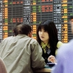 山一證券が破綻したときは、株式返還などを求めて早朝から窓口に顧客が詰めかけた＝1997年11月25日、神戸市中央区にあった山一證券神戸支店