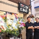 「神戸ビーフ焼肉お加虎」。阪神タイガースの現役選手やOBらからのスタンド花がずらり＝兵庫県神戸市中央区(提供)