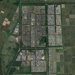 複雑な電子回路のように見える大潟村の総合中心地　(C) Google