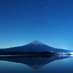 真夜中の富士山　※画像はイメージです（Taka/stock.adobe.com）