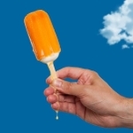 子どもが食べると、アイスが溶けて手や服がべたべたになっちゃう…！※写真はイメージ（Carlos Yudica/stock.adobe.com）