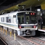 現在の嵯峨野線の主力、3扉クロスシート車221系