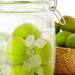 楽しい梅酒づくり。でも意外な落とし穴が…（ogustudio/stock.adobe.com)