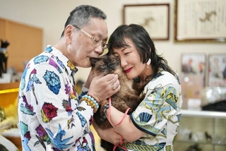 みゅうIIを抱っこする正伸さん（左）と鈴代さん（右）夫婦