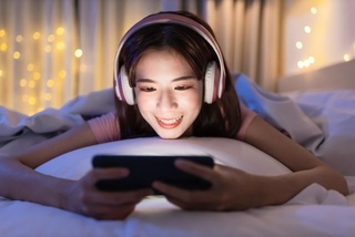 スマホゲームをするタイミングは「寝る前」が最多　※画像はイメージです（ryanking999/stock.adobe.com）