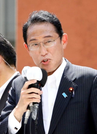 選挙活動で、自民党の政策を訴える岸田文雄首相＝2022年7月、神戸市内