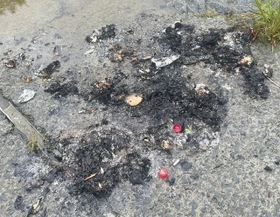 バーベキュー後、河原に残されたゴミの燃えカス（提供画像）