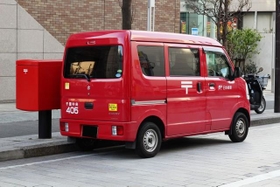 郵便の赤い車。こちらの車は色あせずきれいですが…　※写真はイメージです（Ned Snowman/stock.adobe.com